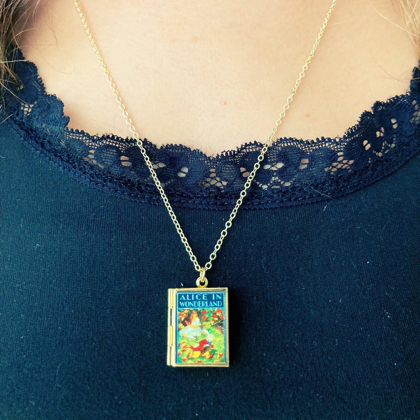 Book Locket Alice In Wonderland - Rabbit Running Late